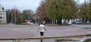 И так пойдет: запорожец бегает по городу в футболке и шортах