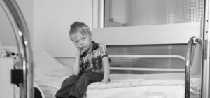 Фотофакт: в детской больнице в Киеве пациентов возят на самодельной каталке