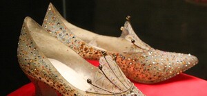 Плохо лежали: девушка украла несколько пар обуви в одном из торговых центров Киева