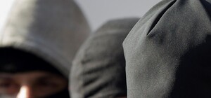 Трое дерзких: опубликовано видео ограбления машины военных в Харькове