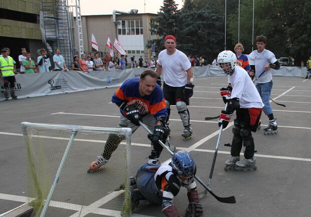 Запорожские стрит-хоккеисты требуют реванша
Фото автора