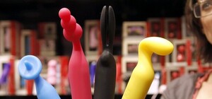 Как это трогательно: 11 интим-подарков, которые не стыдно положить под елочку