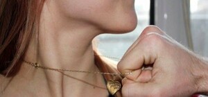 В Запорожье поймали вора срывающего золотые украшения