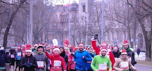 Физкульт привет: одесские Деды Морозы устроили забег