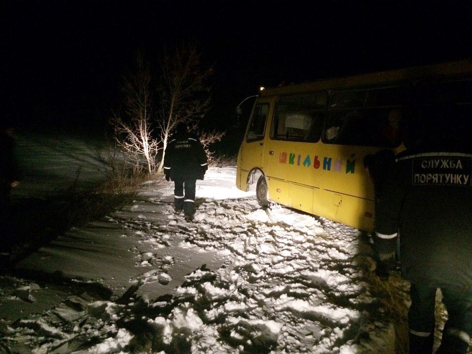 Новость - События - Под Запорожьем в снежной ловушке оказался автобус с детьми