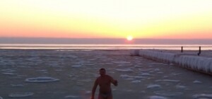 Бесстрашие и отвага: в сети появилось видео, как одессит купается в море со льдом