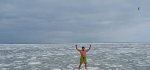 Нам не страшен холод: одессит катался на льдинах в Черном море