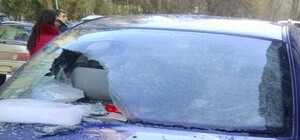 Бережіться:  у Львові крижана брила, падаючи з даху, пошкодила авто