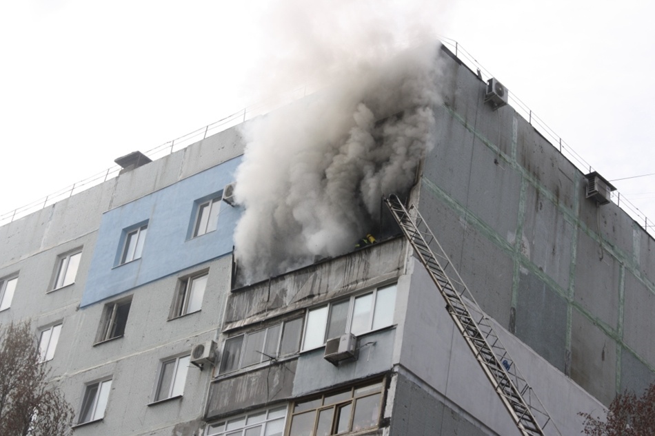 Новость - События - Кому что: запорожские бездомные растаскивают вещи после пожара