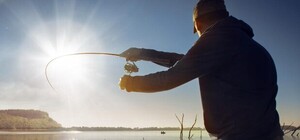 На Каховском водохранилище перевернулась лодка: пропал рыбак