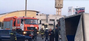 В Днепре перевернулся грузовик с химикатами: стали известны подробности аварии