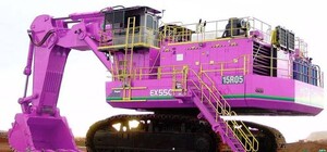 Видеофакт: в Киеве мужчина потанцевал с экскаватором