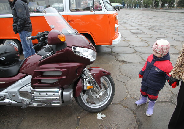 Этого маленького посетителя заинтересовал именно мотоцикл. Будущий шумахер?..
Фото автора