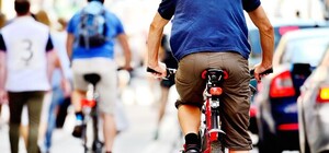 И море по колено: на Днепровской легковушка въехала в колонну велосипедистов