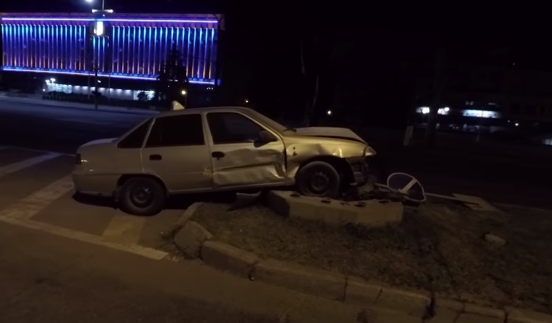 Новость - События - Берегись автомобиля: водитель сбил дорожный знак в центре Запорожья