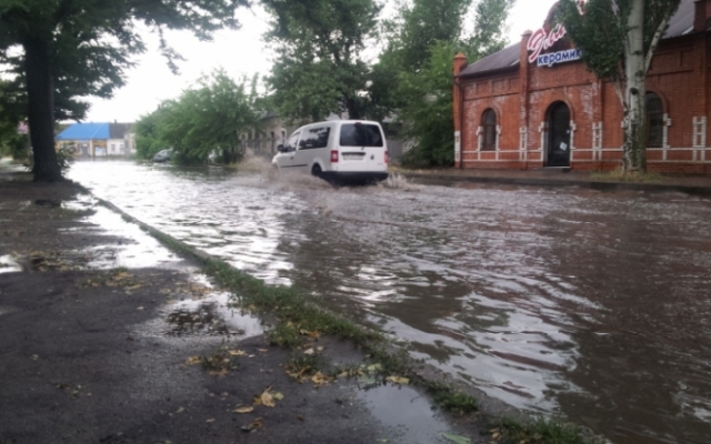 Новость - События - Венеция по-запорожски: дожди превратили дороги Мелитополя в реки