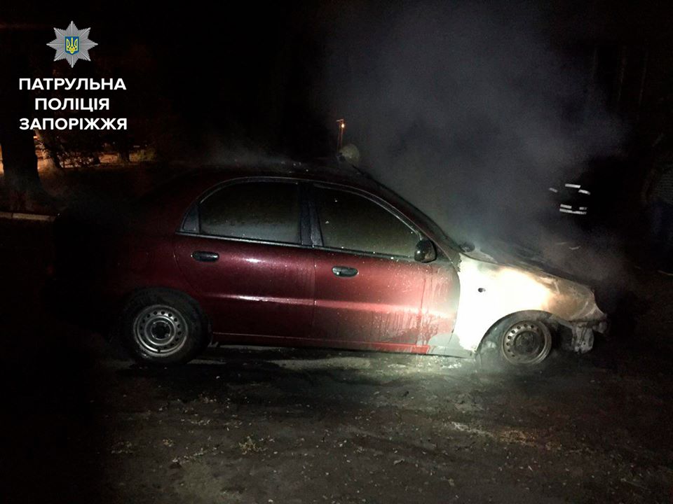 Новость - События - До тла: в Запорожье вспыхнул очередной автомобиль