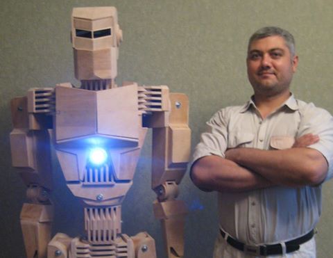 Новость - Досуг и еда - Другой мир: запорожский конструктор создал семью из деревянных роботов