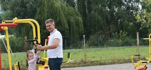 Зроби сам: мешканці  одного з львівських  мікрорайонів встановили вуличні тренажери