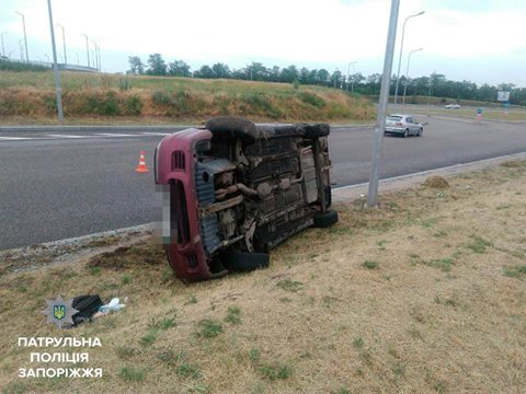 Новость - События - В Запорожье перевернулся автомобиль: водитель был трезв