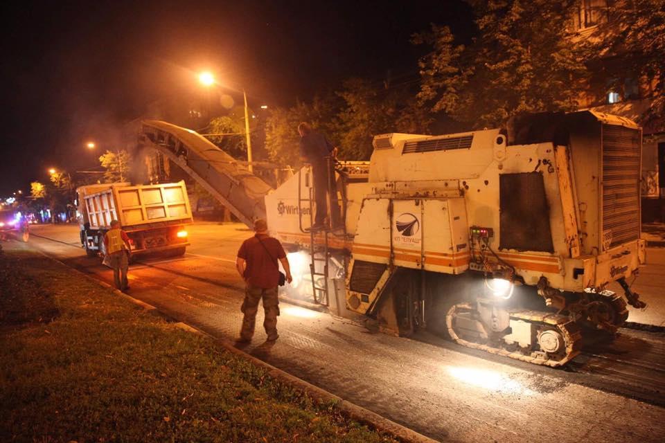 Новость - Транспорт и инфраструктура - Днем и ночью: в Запорожье начали ремонтировать дороги