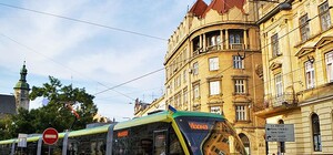З гумором: львівські тролейбуси і трамваї 