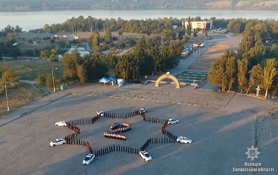 Новость - События - Смотри видео: запорожские полицейские устроили флешмоб