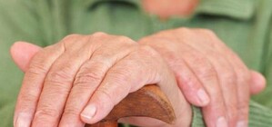 Минутка добра: в Днепре потерявшуюся старушку отвезли домой