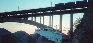 Смотри видео: в Запорожье баржа с грузом получила пробоину и села на мель