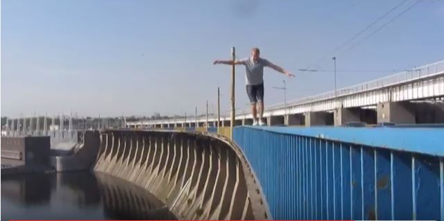 Новость - Досуг и еда - Смотри видео: парень без страховки прошел по перилам запорожских мостов