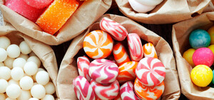 Фотофакт: в Киеве водитель автобуса раздает конфеты за покупку талонов