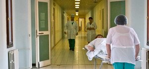 Как так можно: в одесской больнице охранник напал на женщину с ребенком