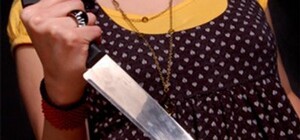 Не поделили бутылку: под Днепром девушка пыталась зарезать отчима