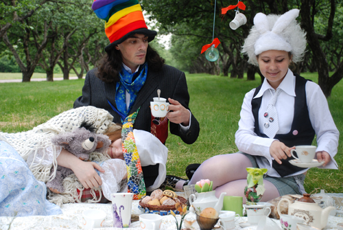 Запорожцы смогли опробовать на себе "безумное" чаепитие.
Фото nnm.ru.