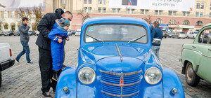 Полюбуйся: на площади Свободы прошла выставка ретроавтомобилей