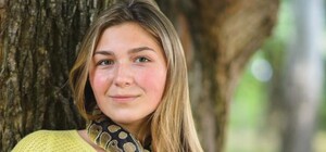 Замість намиста: у Львові 16-річна дівчина ходить з пітоном на шиї