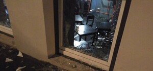 В ход пошли стулья: появилось видео драки фанатов в пабе 