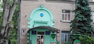 Цветы, конфеты и конверты с деньгами: запорожский лицей обвинили в больших сборах на подарки учителям