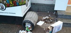 Разбушевался: в центре Полтавы мужчина разбросал урны и разбил троллейбус