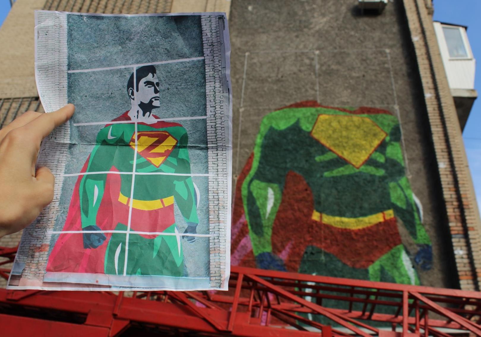 Новость - События - Супермен по-запорожски: на стене дома нарисовали запорожского супергероя