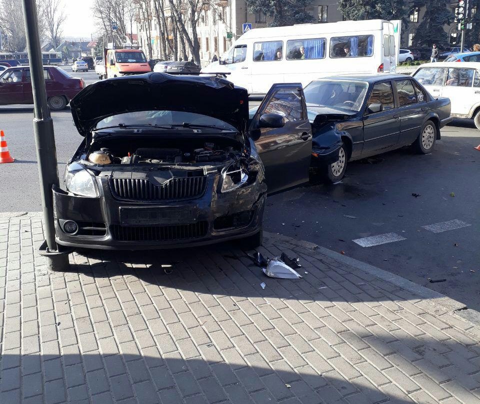 Новость - События - ДТП в центре города: автомобиль влетел в светофор