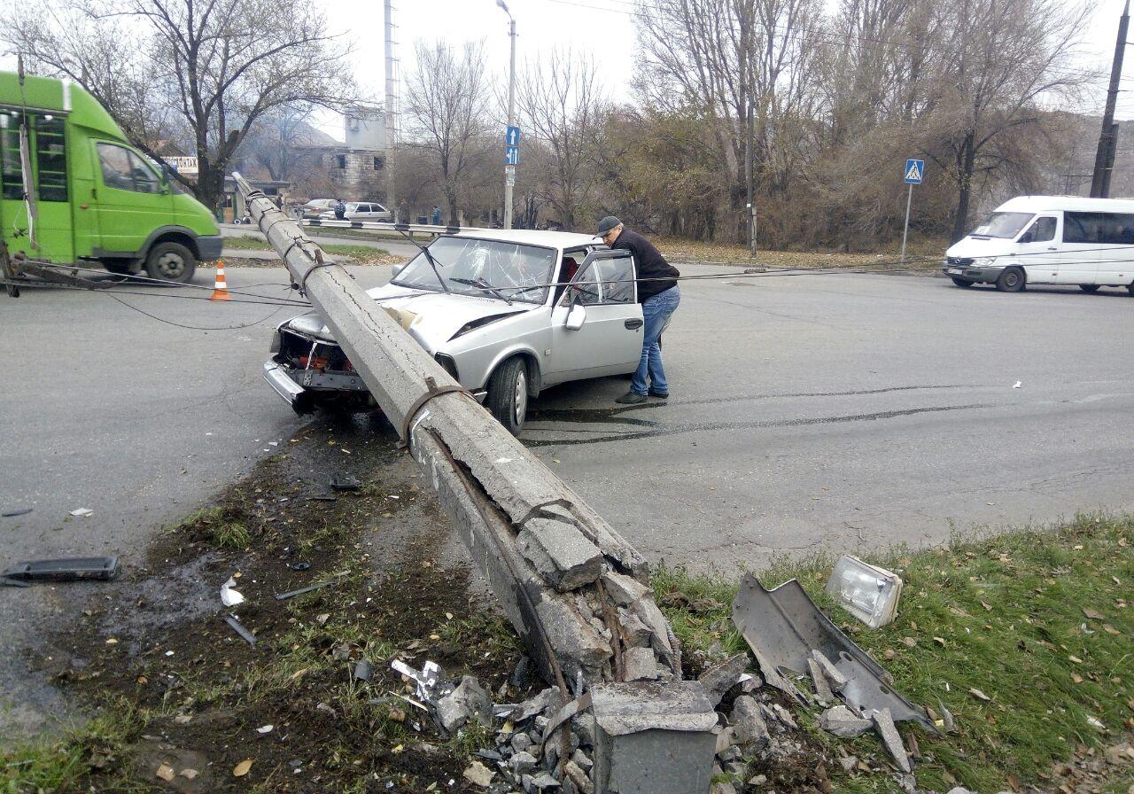 Новость - События - В Запорожье электроопора упала на автомобиль