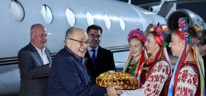 Фоторепортаж: как в Харькове советника Трампа встречали