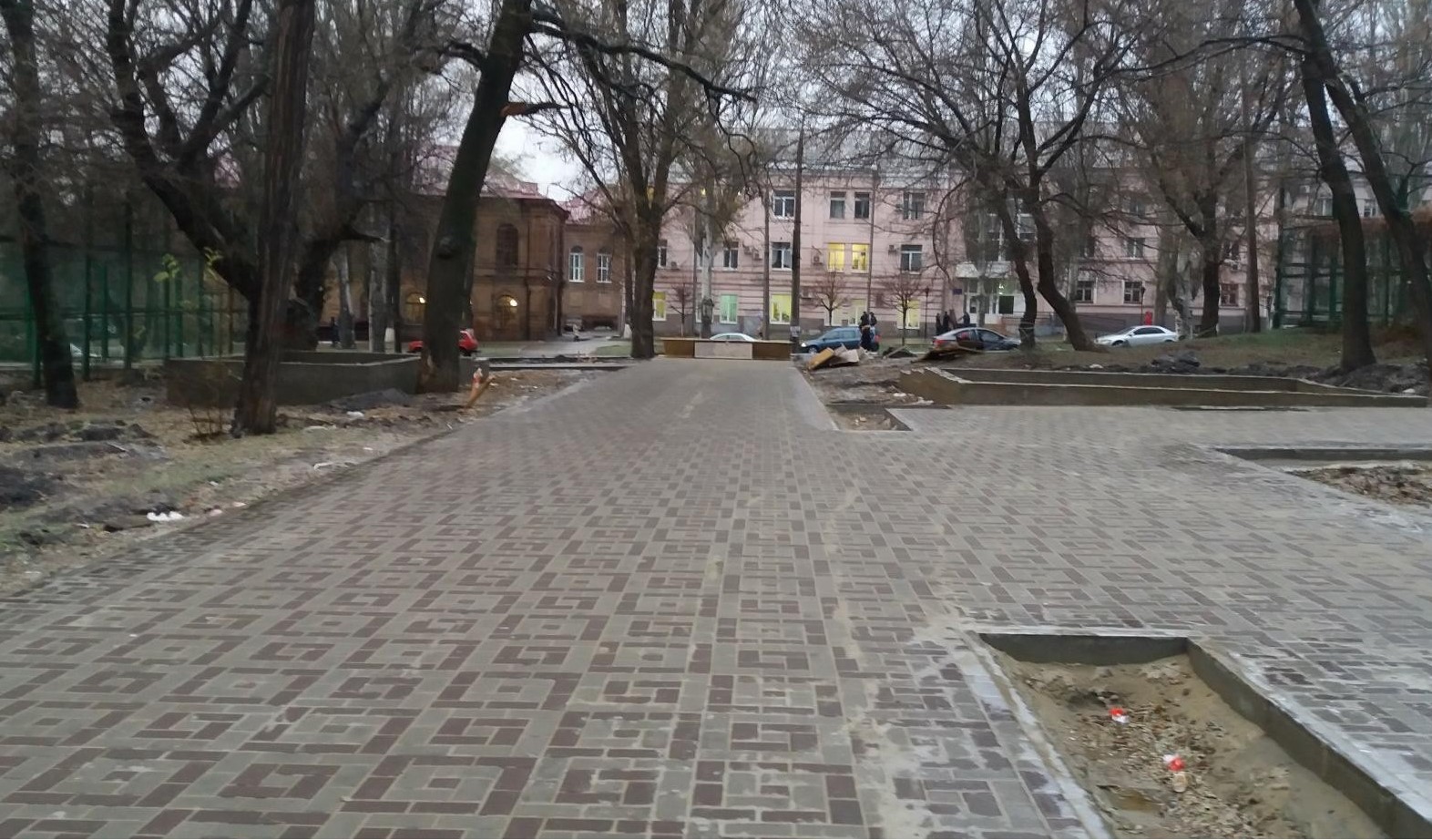 Новость - События - В Запорожье подрядчики восстановили новый тротуар, по которому проехала бетономешалка