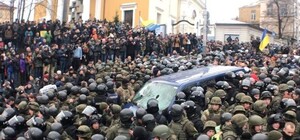 Скандалы, интриги, расследования: в центре Киева идут столкновения сторонников Саакашвили с силовиками (хроника)