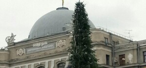 Смотри: на Привокзальной площади собирают новогоднюю елку