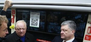 Відеофакт: Порошенко покатався на львівському електробусі