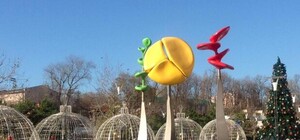 Светящиеся шары, елка и сотни огней: смотри, как подготовили Аркадию к Новому году