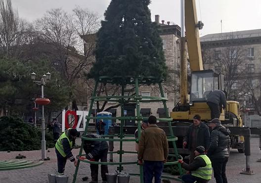 Новость - События - На площади Маяковского коммунальщики устанавливают новогоднюю елку