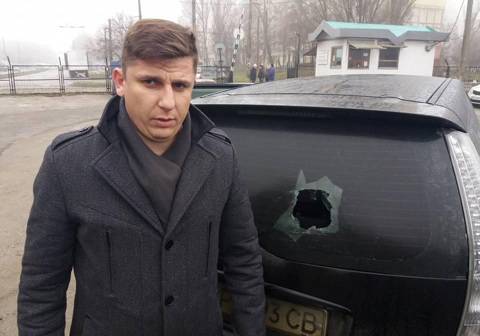 Новость - События - "Запугать меня не выйдет": запорожскому депутату неизвестные разбили стекло в автомобиле